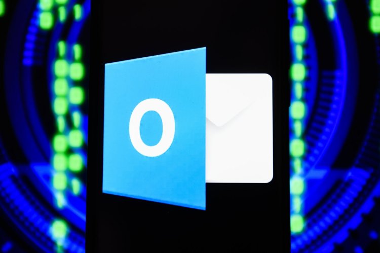 PORTO, PORTUGAL - 2019/04/15: In this photo illustration a Microsoft Outlook logo seen displayed on a smart phone. (Photo Illustration by Omar Marques/SOPA Images/LightRocket via Getty Images)