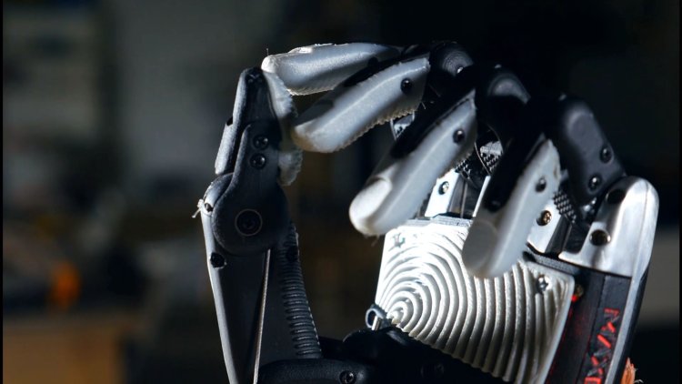 یک بازوی رباتیک که با کمک باکتری‎های سر انگشتان خود محیط اطراف خود را «می‎چشد»