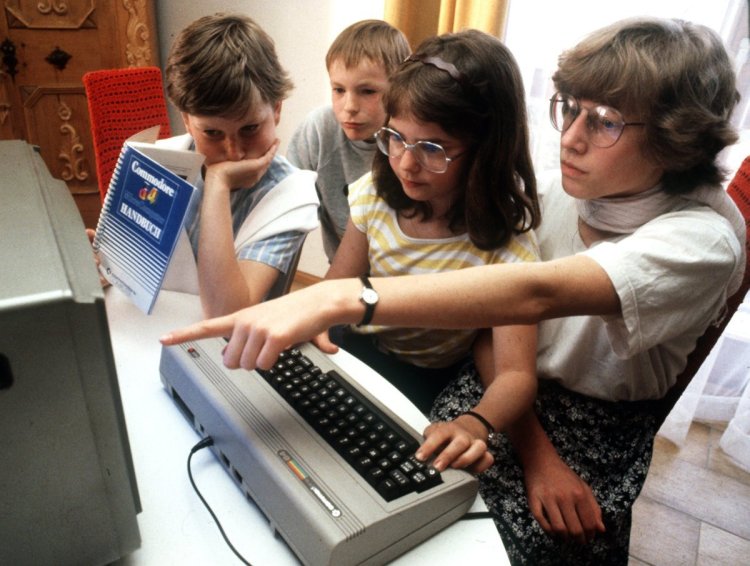 محبوب ترین کامپیوترها، محبوب ترین کامپیوترها در تاریخ، Sinclair، Timex، Timex Sinclair 1000، Tandy، TRS-80، MSX، NEC، PC-98، iMac، اپل، Commodore، Amiga، Apple II، ZX Spectrum، IBM PC، IBM، Commodore 64