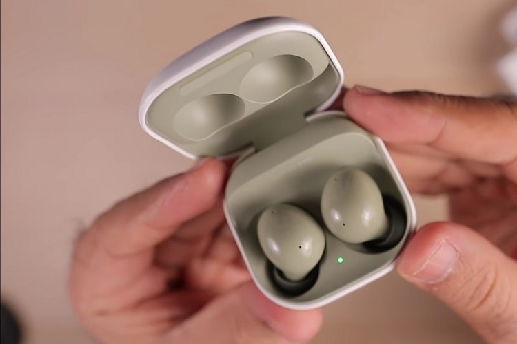 Galaxy Buds 2 unboxing video feat. 1