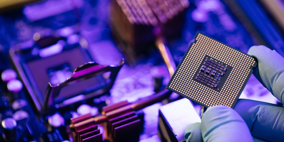 اینتل در برابر AMD: چرا تولید پردازنده به 2 شرکت محدود می شود؟