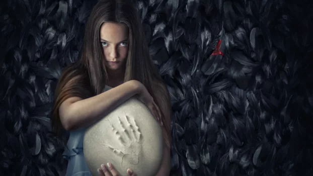 معرفی و بررسی فیلم جوجه کشی 2022 Hatching: روایتی ترسناک از یک تخم عجیب!