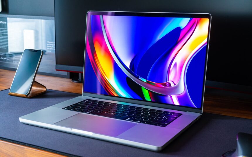 اپل برای مک‌بوک پرو از نمایشگر اولد استفاده می کند