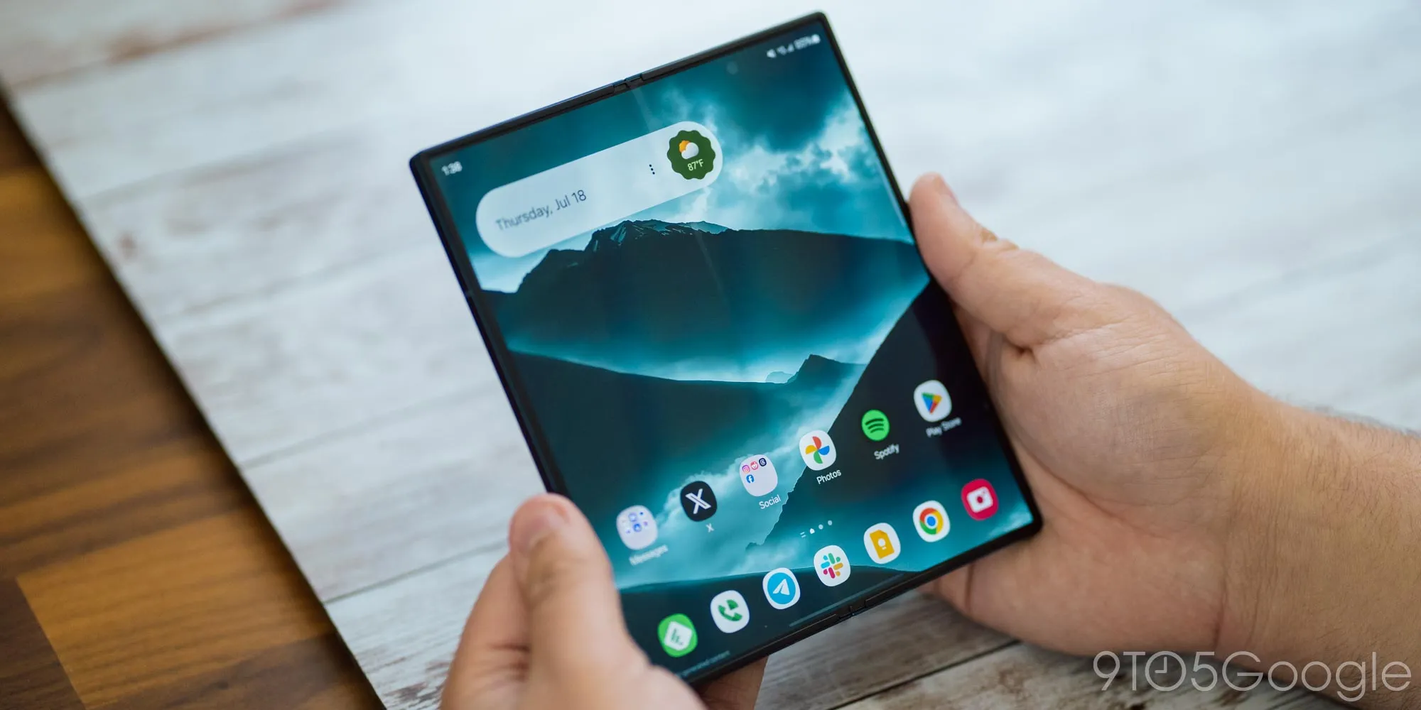 بررسی نمایشگر تاشوی گوشی Galaxy Z Fold 6 2