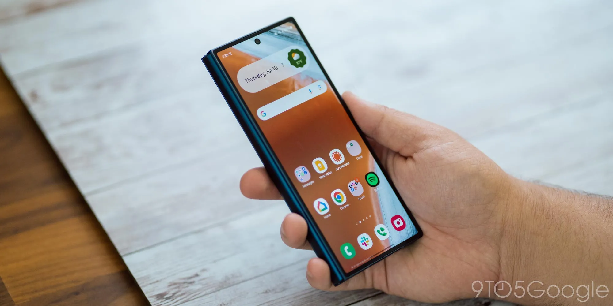 بررسی نمایشگر تاشوی گوشی Galaxy Z Fold 6