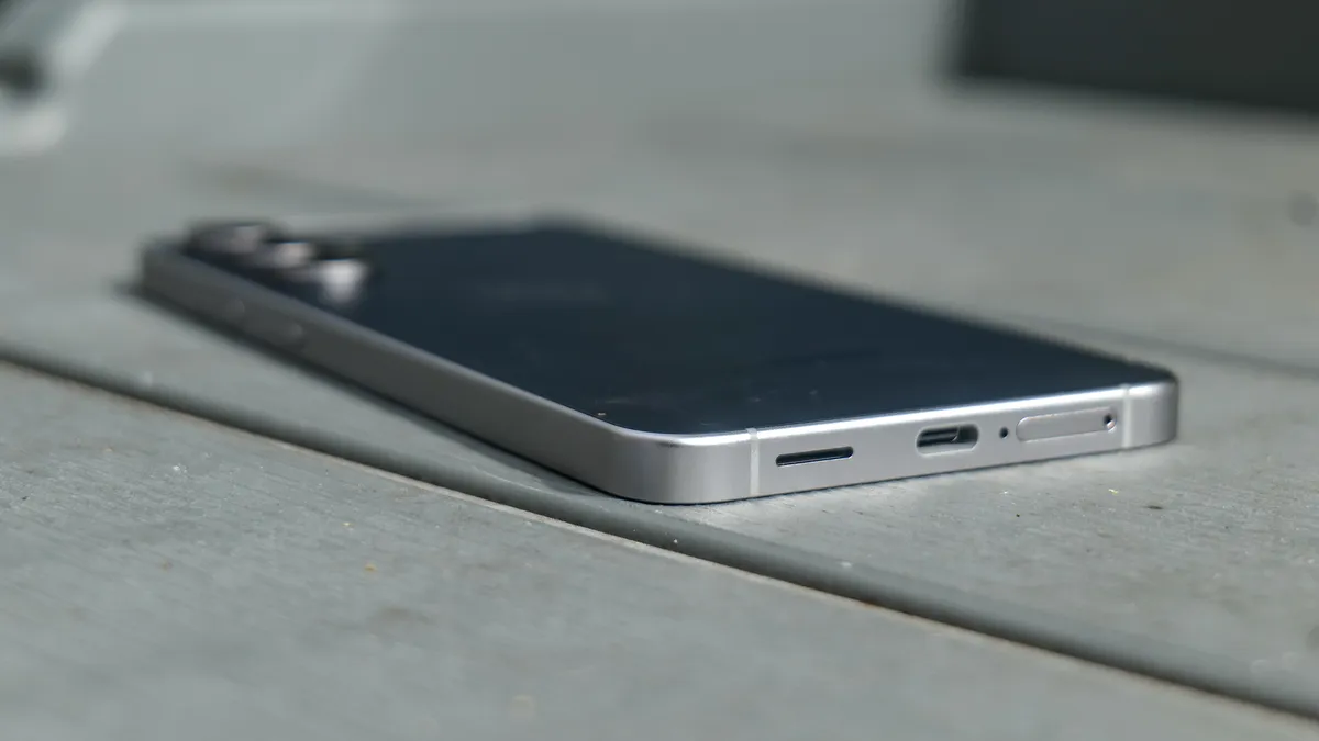 مقایسه Galaxy S25 و Galaxy S25 FE کدام گوشی انتخاب بهتری است؟ 7 مقایسه Galaxy S25 و Galaxy S25 FE کدام گوشی انتخاب بهتری است؟6 -