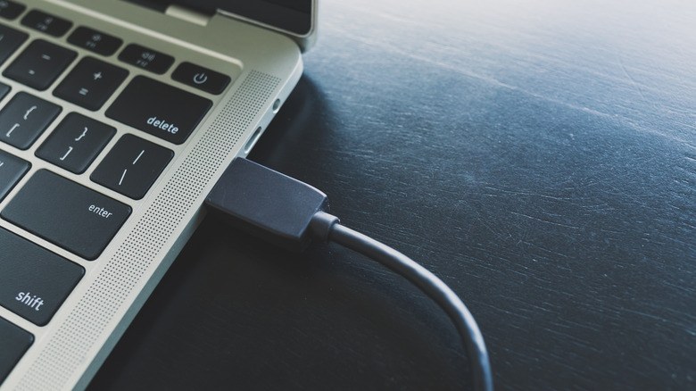 تاثیر مانیتور USB C بر سلامت و عمر باتری لپ تاپ 2 مدیریت هوشمند شارژ و عملکرد مانیتور USB C در لپتاپها